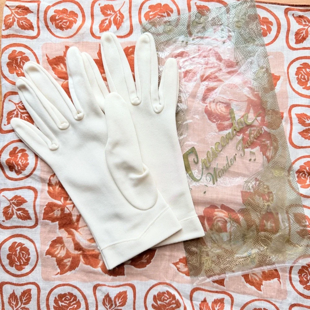 Vintage NWT Gloves With Bow Detail